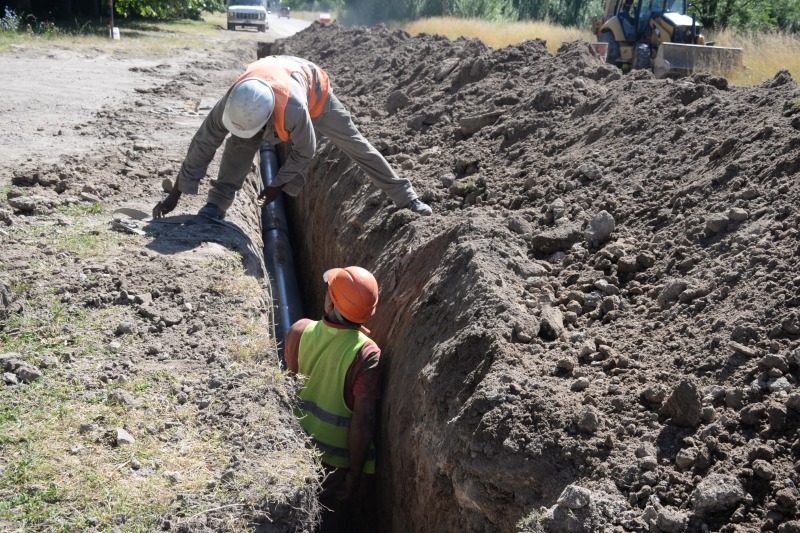 Avanza la obra de instalaci�n de ca�er�a de agua en av. Alberdi